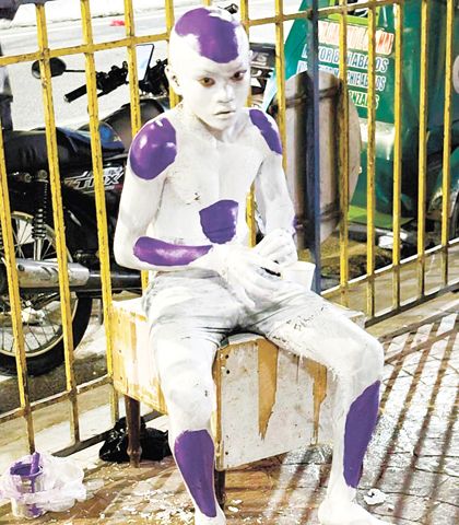 菲律濱一名男童扮成《龍珠》人氣反派「菲利」，父母替他使用乳膠漆上色，活動後發現顏料難以去除。