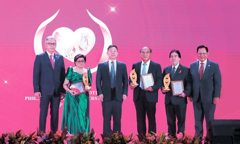 「2026年中菲相知獎」昨日假座馬尼拉大酒店舉行，三位獲獎者分別是政治學家、國家安全專家卡洛斯博士，中國農業專家張昭東教授和碧瑤市僑領伍東榮。