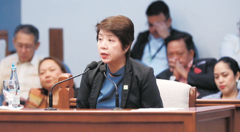 前菲律濱土地銀行蕭氏大道分行經理維奧萊塔·康斯坦蒂諾於7月29日在巴西市參議院副總統莎拉·杜特地彈劾審判第10天出庭作證。康斯坦蒂諾表示，副總統辦公室進行的4次1.25億披索現金提款不尋常，且不同於其他政府機構的交易。