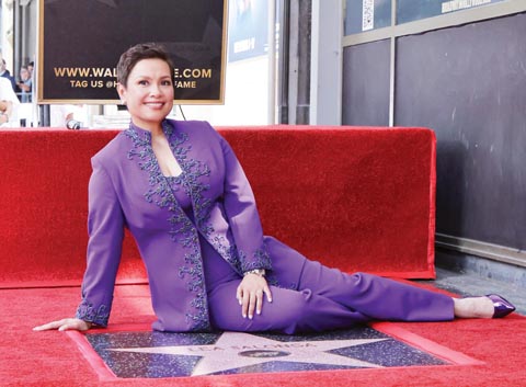 莉亚·沙朗牙缔造历史，成为首位获得好莱坞星光大道星星的菲律滨人。