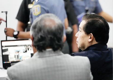 前眾議長馬丁·羅麻禮斯，小馬科斯總統的表親，於9月16日在計順市監獄透過視頻會議等待其傳訊開始。（美聯社）