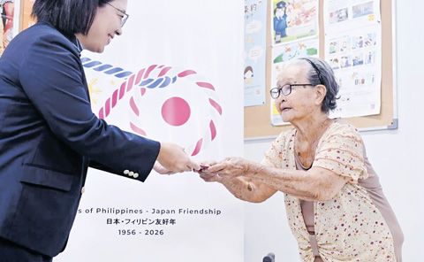 阿德拉伊達·嘉數（右）於2026年10月23日在馬尼拉的日本大使館領取她的日本護照。（共同社）