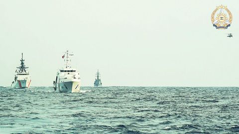 美國海岸警衛隊巡邏艦伯瑟爾夫號、日本海上自衛隊霧雨號及菲律濱海岸警衛隊的斯朗號，在2026年10月19日至24日於西菲律濱海舉行的第22次菲日美多邊海上合作活動期間，與一架SH-60K直升機編隊航行。此次演習重申了菲律濱致力於加強與日本和美國的海上合作，並促進自由、開放和基於規則的海上環境。