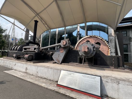 清朝洋務運動時期從英國引進的8000馬力蒸汽機，是鎮館之寶。（蔡友銘攝）