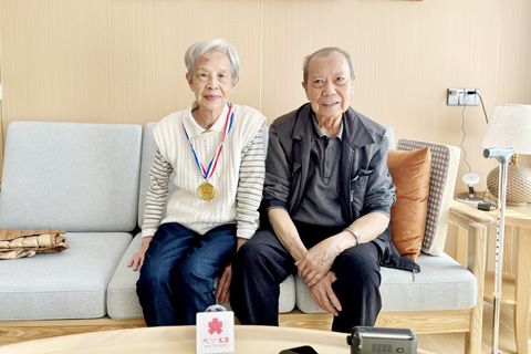 港人長者夫婦黃娉愛（左）、林培潔（右）已經很適應在獅山的安老生活。（大公文匯網