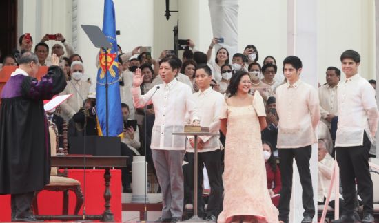 30日，小馬科斯在就職典禮上宣誓就任菲律濱第17任總統，他在就職講話中承諾將推動變革、改善民生。