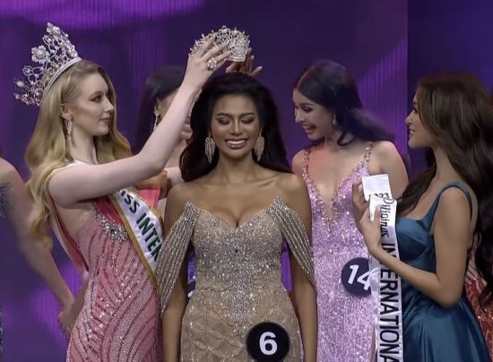 圖為來自巴拉灣省的佳麗安吉莉卡·洛佩斯（Angelica Lopez）摘下菲律濱國際小姐后冠。