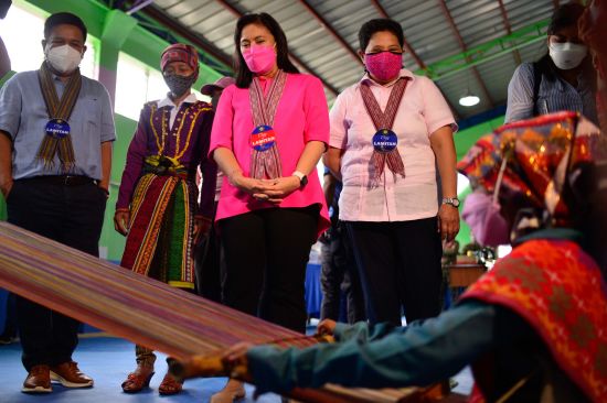 副總統羅貝禮道昨日出席描絲蘭省拉米丹市改善生活紡織中心移交典禮，並探望當地耶干族原住民。