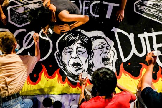 來自不同進步組織和團體的藝術家，昨日在馬尼拉文尼法壽廣場繼續集會，向路人講解軍管的恐怖時代。他們也將軍統的黑暗史畫在牆壁上。