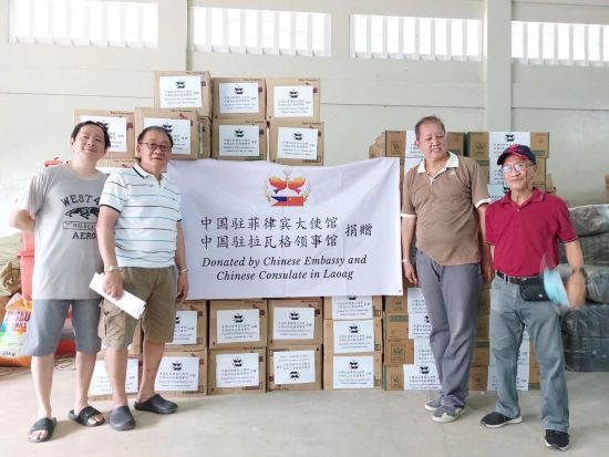 中國駐佬沃領事館向地震重災區盒撈省的華僑華人捐贈食品。