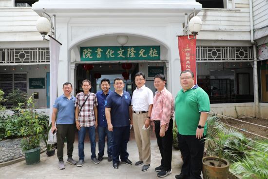 中國駐佬沃領事館館長領事任發強訪問拉允隆文化書院。