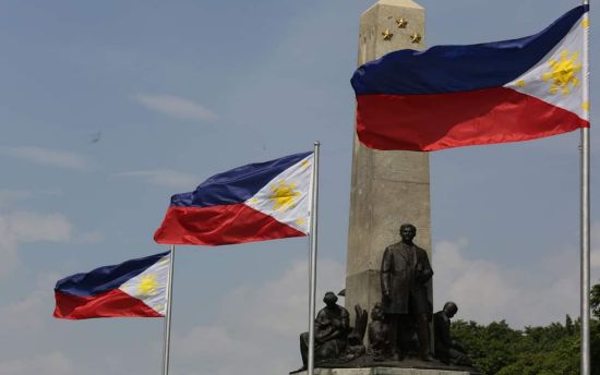 昨日為國旗日，馬尼拉市黎剎公園內升起多面菲律濱國旗。