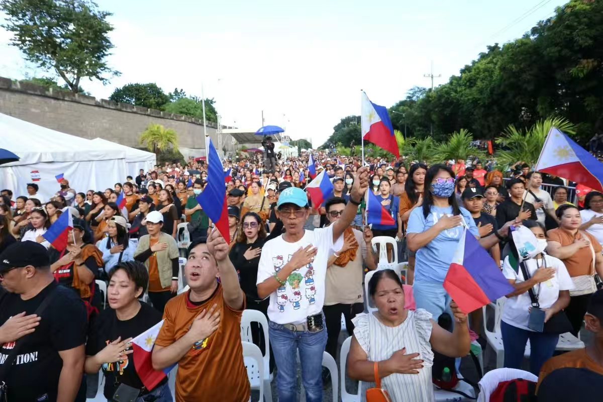 人群於11月16日聚集在乙沙人民力量紀念碑附近，參與反腐的集會。