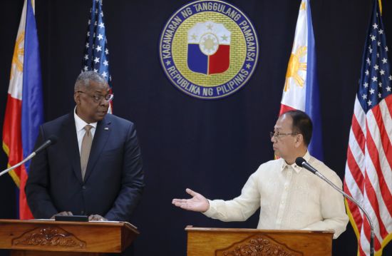 圖為奧斯汀與菲國防部長牙未斯（右）雙邊會談後舉行記者會，說明會談成果。