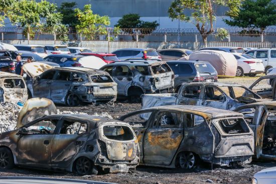 這是4月22日在尼蕊·亞謹諾國際機場的一處停車場拍攝的被燒燬的車輛。（新華社）