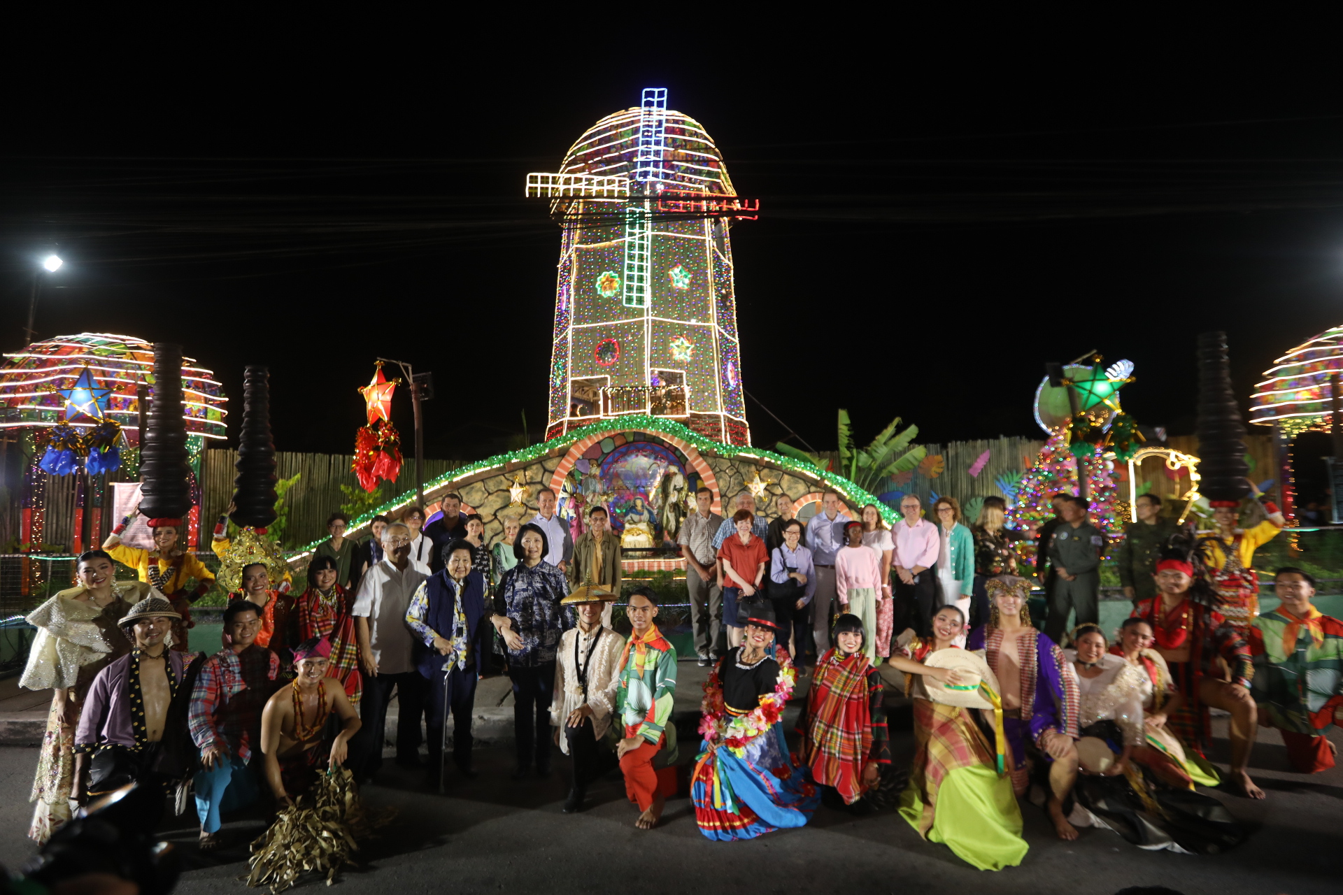 民謠歌曲與傳統舞蹈於星期六在第十八屆丹轆省聖誕馬槽節上歡迎外交使團成員及其家人。