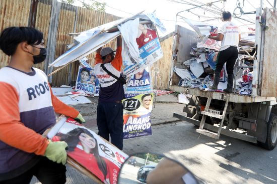 計順市府工作人員昨日將選舉海報搬上垃圾車。選舉已經結束，各地政府開始清理候選人遺留下來的競選垃圾。