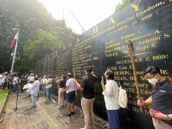 已故獨裁者馬科斯軍管時期的受害者和倖存者，昨日在計順市英雄紀念碑集會，抗議小馬科斯就任總統。