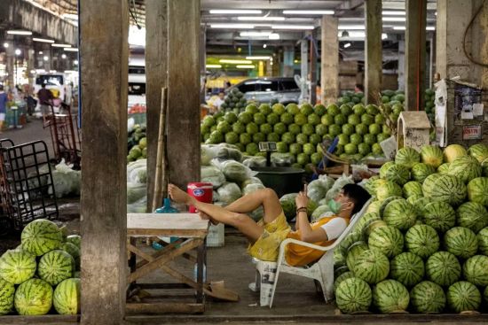 9日，一名商販在計順市的一個公共市場休息。菲統計署週二報告稱，今年第二季度經濟增速放緩。