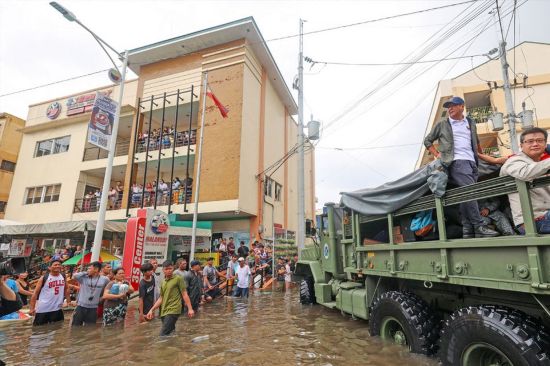 小馬科斯總統昨日站在卡車上檢查描仁瑞拉的颱風災情。
