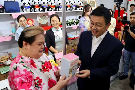 11月16日，菲外交部舉辦2025年度國際義賣會，中使館周志勇臨時代辦以及使館女外交官代表參加。