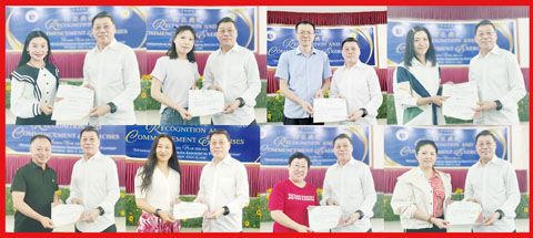 (圖片說明)黃端銘主席(右)向獲獎者頒獎;第一排左起:羅桂麗、賴小橋、李鵬飛、邢中蘭,第二排左起:黃勇、張晨旭、都彥梅、孫雲蕾。