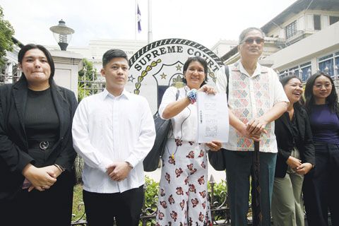 環保人士與海洋科學家週一向大理院提交「自然保護令」請願,要求停止薩馬爾島——納卯市連接橋項目。該請願旨在阻止因工程破壞兩處關鍵珊瑚生態系統的施工活動,分別是薩馬爾島的天堂礁與納卯市的希順海洋保護區。