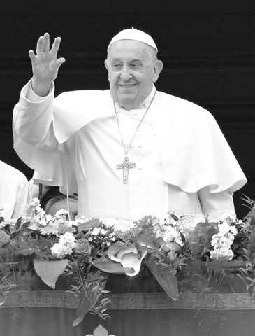 這張拍攝於2024年3月31日的資料照片顯示,羅馬教宗方濟各在梵蒂岡聖彼得廣場參加活動時向人群揮手。(新華社)