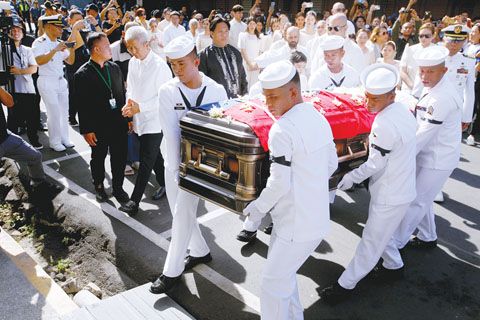 4月22日,電影與廣播藝術國家藝術家諾拉·奧諾爾(Nora