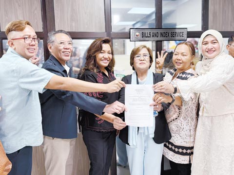 西菲律濱海政團向國會提交兩項法案及一項決議案,旨在維護菲律濱於西菲律濱海之權益。