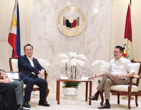 圖為黃溪連大使昨日與參議長伊斯古地洛舉行會談。(中國大使館供圖)