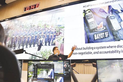 大岷區發展署週三啟用隨身攝影機，輔助實施「非接觸式違規取締政策」。