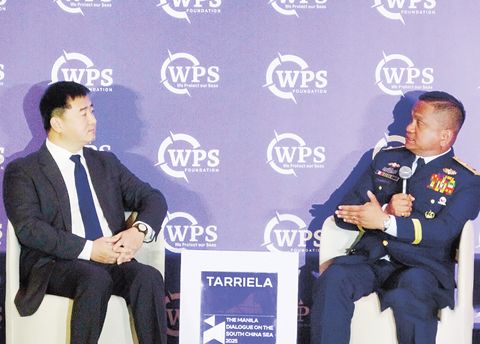 第2屆「馬尼拉南海對話」5日晚間登場，菲律濱海岸警衛隊發言人塔列拉（右）與中國人民解放軍海軍退役上校劉曉博，就國際法在南海爭議中的適用性，以及域外國家介入等問題激烈交鋒。