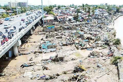 11月6日，總統馬科斯宣佈，受颱風「智諾」影響，菲全國進入災難狀態。綜合菲律濱民防署和當地媒體6日提供的數據，颱風「智諾」連日來橫掃菲律濱，已造成至少142人死亡、127人失蹤，另有82人受傷。圖為菲律濱宿務省塔利賽市受災現場。（中新社）