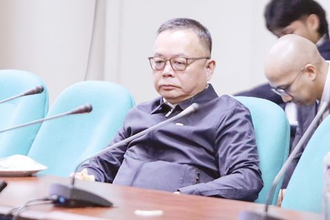 被指控偽造菲律濱公民身份的商人施振忠出席參議院司法與人權小組委員會聽證會。他拒絕透露出生地,表示案件已經在上訴法院審理中。