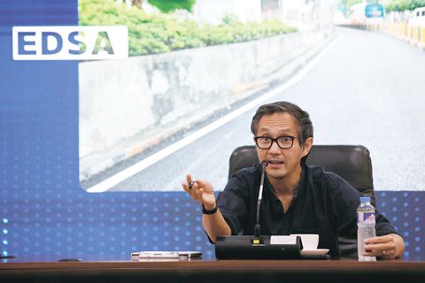 1月12日,公造部長文斯·迪順在記者會上公布被免職官員名單。名單包括四名地區主任、兩名地區副主任及兩名正在接受該部調查的區工程師。