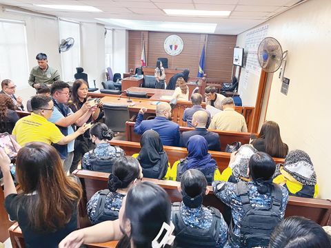 迪斯卡亞及其同案被告在拉布拉布市地區法庭第27分庭就西納卯省扶西·亞描仙道斯市古拉曼描籠涯價值9,600萬披索的幽靈工程相關刑事指控進行庭審時，表示不認罪。