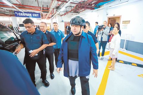 1月21日，前公造部武六干省地區工程師亨利·亞干沓拉身穿防彈背心，由證人保護計畫人員護送至參議院警衛官辦公室，以移交司法部羈押。