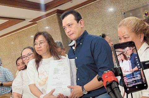 前參議員特里連尼斯與公民團體「緘默多數」成員,手持1月21日向監察署提交、針對副總統莎拉·杜特地的掠奪、侵吞公款及貪污控訴文件。