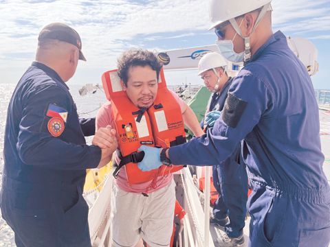 菲律濱海岸警衛隊1月25日在蜂雅絲蘭省以西約168浬處，與中國海警進行移交時，接收了德文灣號的15名生還者與兩名已故船員。