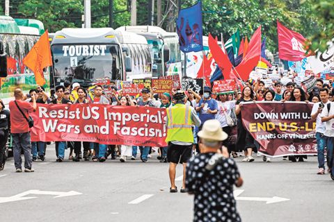 新愛國聯盟成員於2月6日在馬尼拉加佬大街與羅哈斯大道交會處舉行抗議活動，此前警方阻止了他們前往美國大使館的遊行。該團體呼籲停止美國在委內瑞拉的侵略行為及巴勒斯坦持續的種族滅絕，同時要求廢除《加強防務合作協議》據點並將外國軍隊撤離該國。
