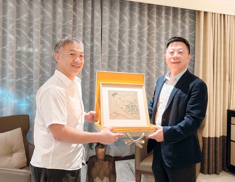 中國駐菲律濱大使井泉2月5日會見《馬尼拉公報》總裁兼董事會副主席埃米里奧·葉三世。井大使介紹近期中菲外交對話溝通進展和涉海論戰事件經緯，表示中菲是近鄰和朋友，中菲友好符合兩國和兩國人民共同利益。中菲之間應該有足夠智慧和能力妥處涉海分歧，讓兩國關係趨穩而非惡化，兩國人民走近而非走遠。中國使館的大門始終敞開，我們願與菲各界人士廣泛交流，開展建設性的對話討論，同時堅決反對菲個別人士無端攻擊抹黑，將繼續堅定捍衛國家利益和尊嚴。（中國大使館供圖）