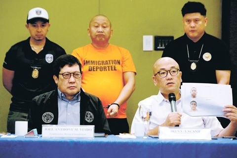 移民局長維亞多(圖左,坐者)和陸運署長、助理部長馬庫斯·拉卡尼勞2月24日在馬尼拉王城內舉行的記者會上,介紹一名涉嫌為間諜、名為關志靈(音)的中國公民。此次行動是與陸運署及菲武裝部隊情報處協調進行的。