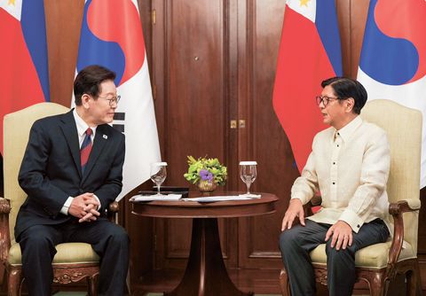 小馬科斯總統昨日歡迎南韓總統李在明蒞臨馬拉干鄢宮，兩名領導人進行雙邊會談。