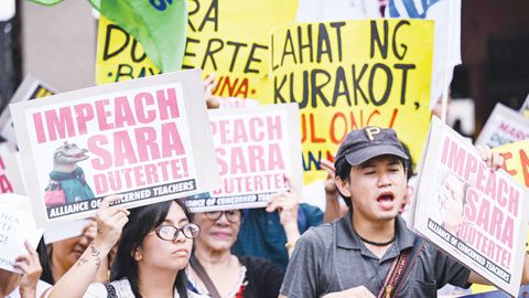 隨著聽證會展開,抗議者於週一在眾議院外呼籲彈劾副總統莎拉·杜特地。(法新社)