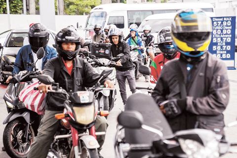3月9日，機車騎士在計順市一處加油站排隊等候加油，因美國——以色列與伊朗的衝突預期將導致油價上漲。