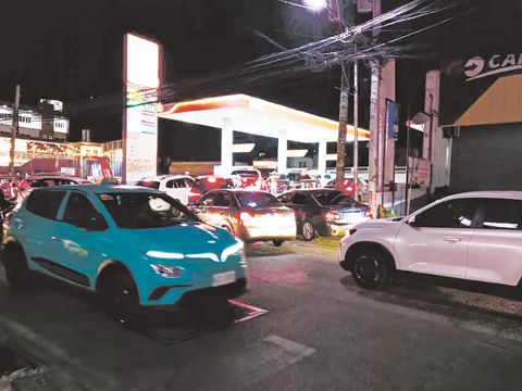 巴蘭玉計市索萊達夫人大道上的駕駛人，遭遇了通常在白天才會經歷的情況——交通堵塞。週一晚間的嚴重擁堵，是因為在明日另一波大幅油價調漲生效前，大量汽車排隊加油所致。