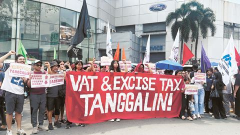 司機及各團體昨日在計順市歡迎圓環附近示威，並遊行往馬尼拉的孟婁拉橋，參與PISTON運輸團體的第二天罷駛活動。