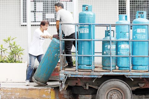 4月8日，工人在馬尼拉的一家酒店卸下待交付的液化石油氣罐。液化石油氣價格每公斤上漲高達20披索，使一個標準的11公斤氣罐成本增加約220披索。