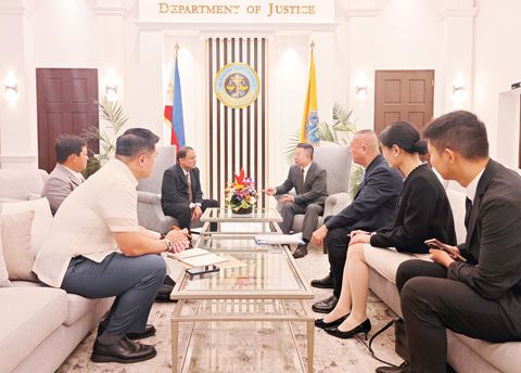 4月13日，井泉大使會見菲律濱司法部長弗雷德里克·維達，雙方就進一步加強兩國執法司法合作深入交換意見。